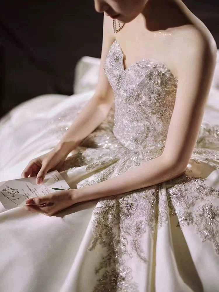 サテンメインウェディングドレス2025フロアレングスシンプル大テール春夏素材感