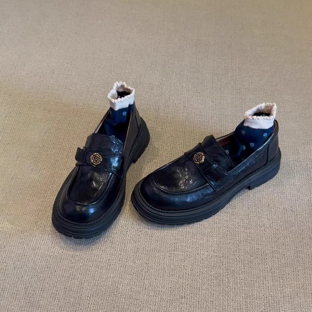 数秒でスポット配達！レトロ折りたたまれた英国スタイルのカメリアバックル厚いかかと厚い靴底靴ローファーシングルシューズ女性