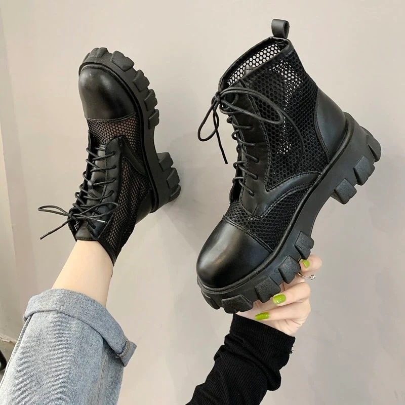 【1つ買うと1つ無料】【メガ割 】qoo10 3日以内出荷厚底シューズ ヒールパンプススニーカーシューズブーツ厚底 ブーツ サマー 薄手 通気性 メッシュ ブーツ 中空サンダル ショートブーツレディー