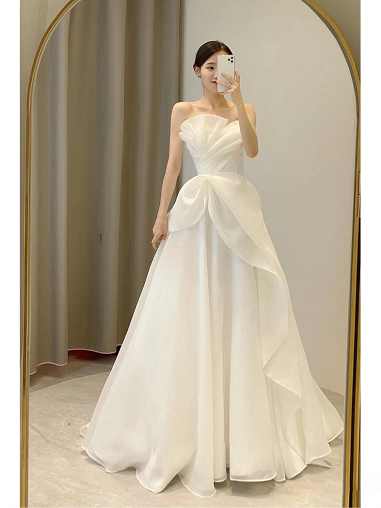 サテンのストラップレスウェディングドレス 2025 ブライダルガウン フロア丈ウェディングドレス 小柄な女性向け 小さなトレーン付き旅行写真