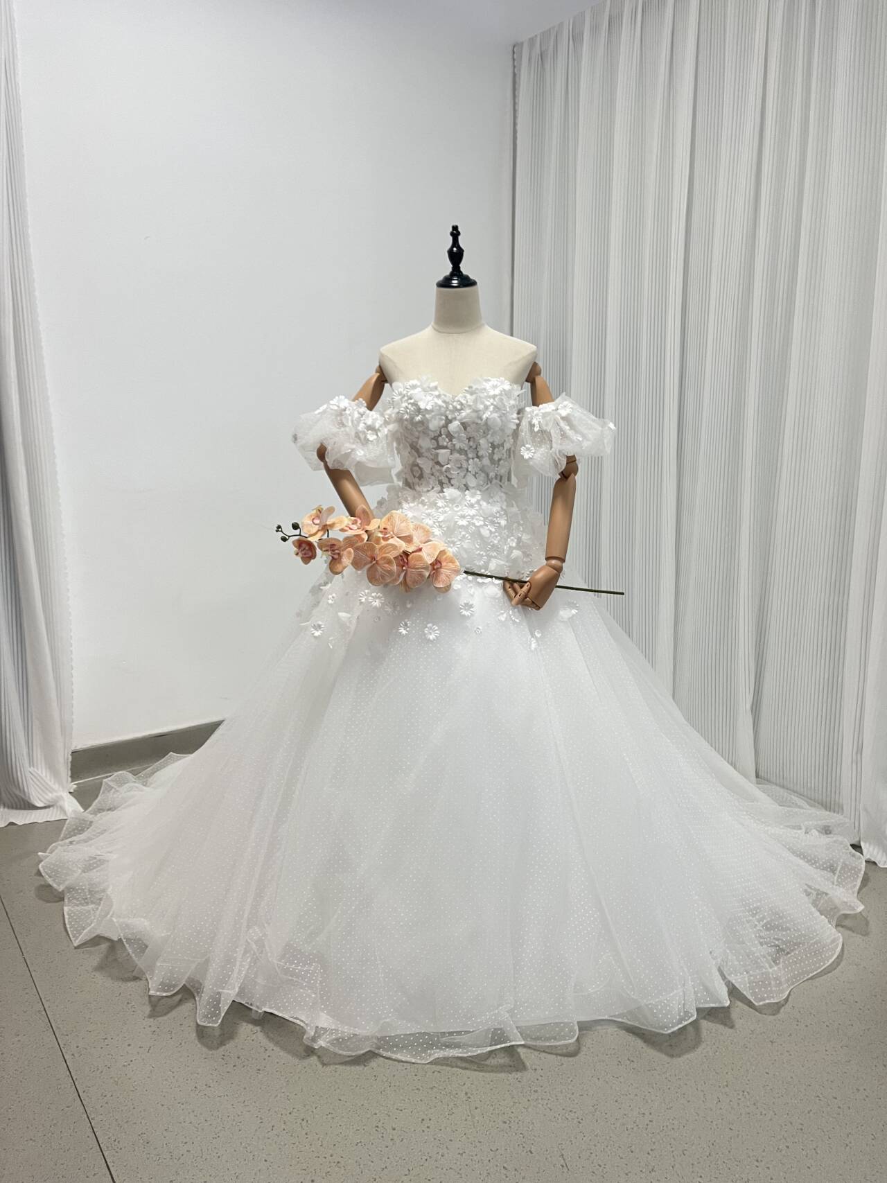 可愛い ウェディングドレス ベアトップ 取り外し袖 贅沢な小花総レース プリンセスライン 結婚式/前撮り