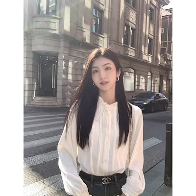 MULVANフランスのキクラゲの縁の白いシャツ女性の秋のデザイン感の気質のインナーは重ね着します