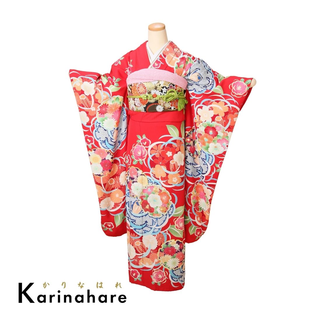 結婚式結納振袖レンタル目を引く鮮やかな赤地を基調にした古典柄デザインです大ぶりの牡丹や桜菊などの花々が繊細に描かれ全体に広がる丸い模様が動きのある美しさを演出振袖セットF463-108