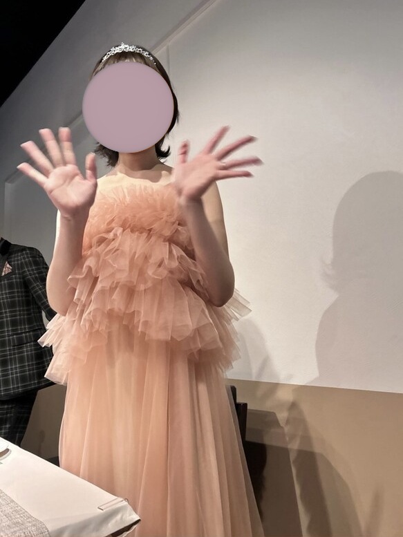実例写真!パーティードレス ピンク キャミソール ツーピース 胸元フリル デザイン感 前撮り 妊婦 2次会