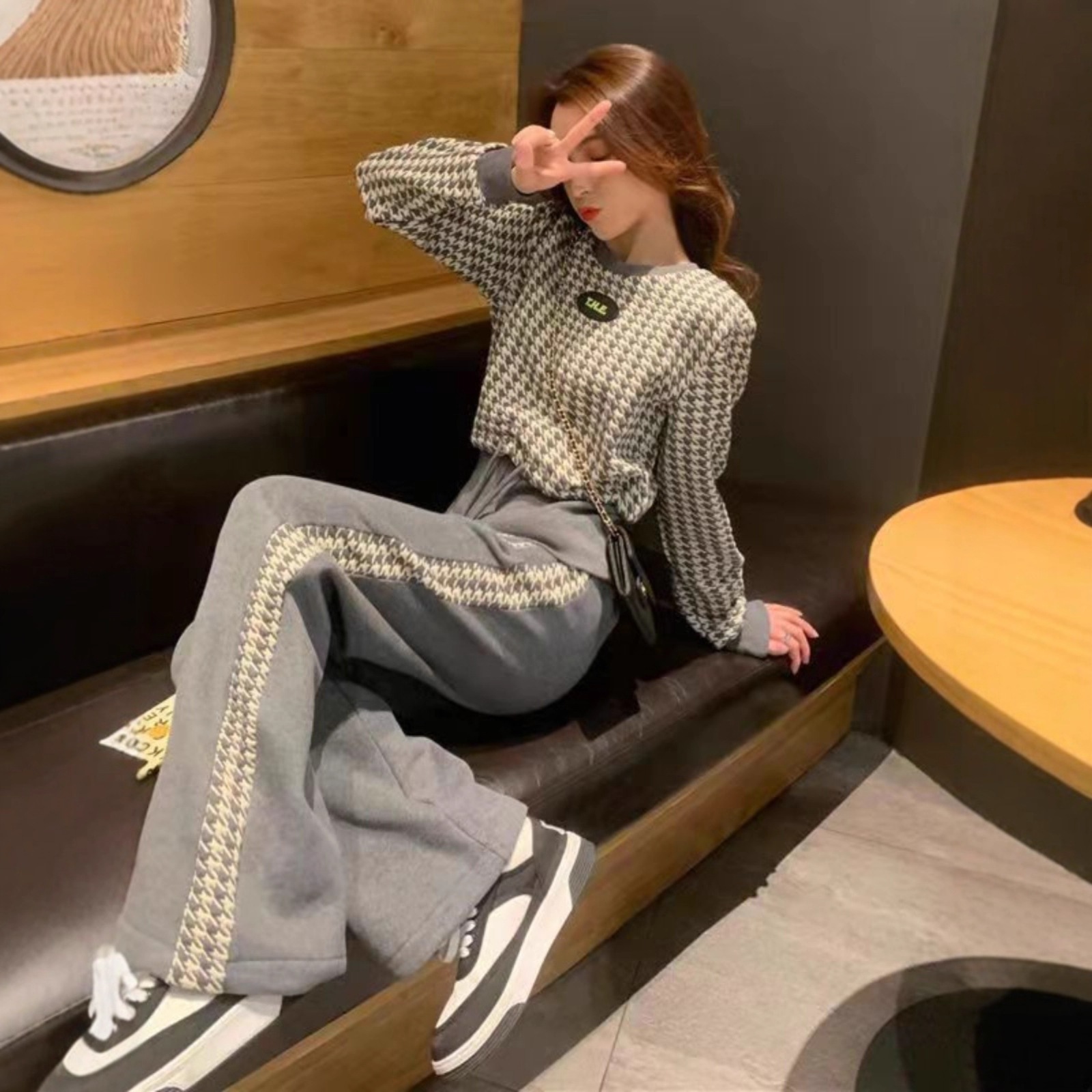 レディースカジュアルスポーツスーツ2025年秋冬新作人気シャネル風ファッショナブルな年齢を感じさせないスウェットシャツとワイドレッグパンツのツーピースセット