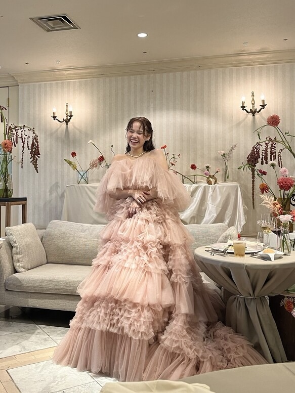 実例写真！カラードレス 薄桃色 オフショルダー 柔らかく重ねたチュールスカート ロングトレーン 前撮り