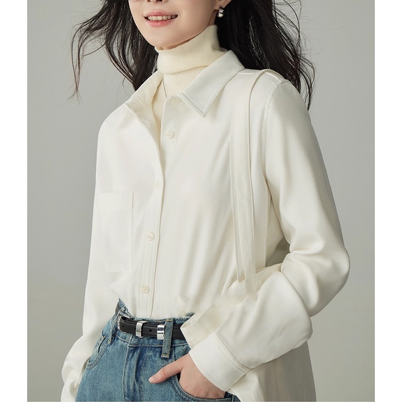 オフホワイトの起毛長袖シャツレディース秋冬プロの通勤や面接に適しており厚手で重ね着したりインナーシャツとして着用したりできます