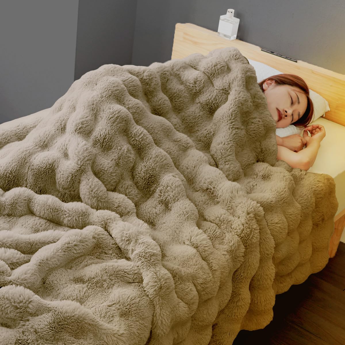 WEIMALL 毛布 シングル 極ふわ もこもこ ラビットファー風 ブランケット 厚手 ふわふわ 2枚合わせ 冬用 ひざ掛け 洗える 収納袋付き とろける肌触り 140×200cm カフェオレブラウン