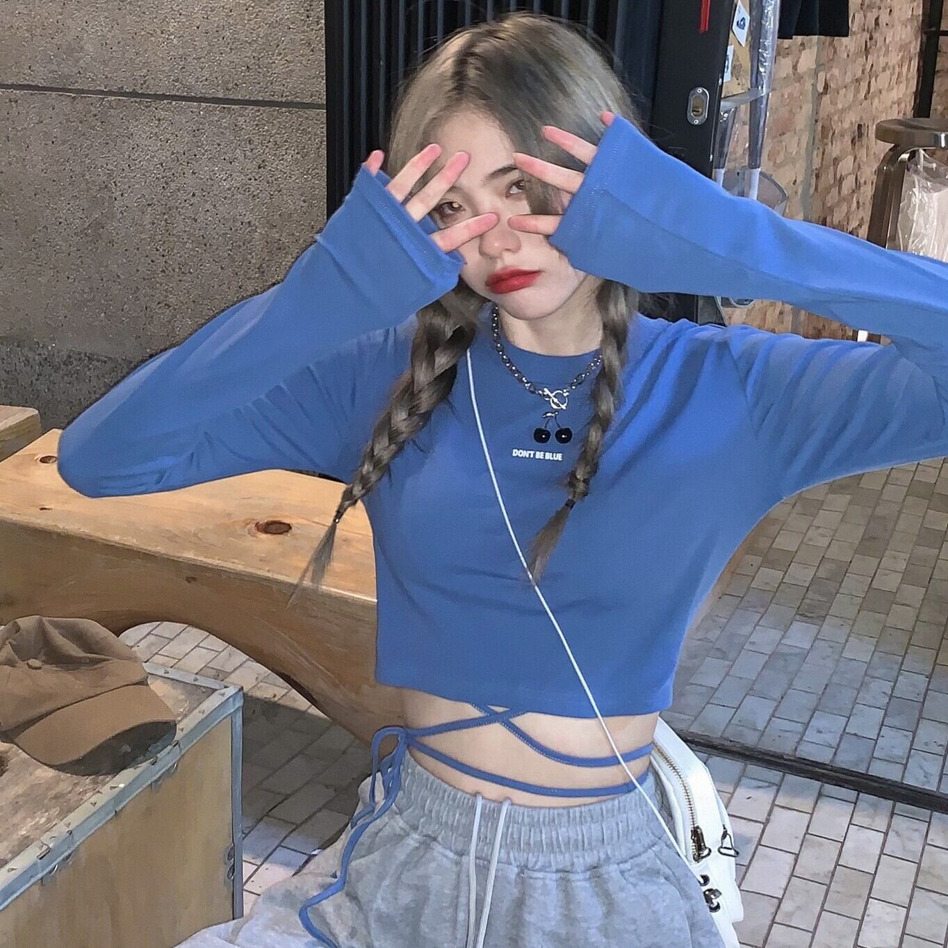 トップス ロンT カットソー プルオーバー ショート クロップド丈 短丈 長袖 萌袖 ラウンドネック タイト スリム 細身 ストリート 韓国風 リボン ウエストマーク ウエストリボン クロス ストラ