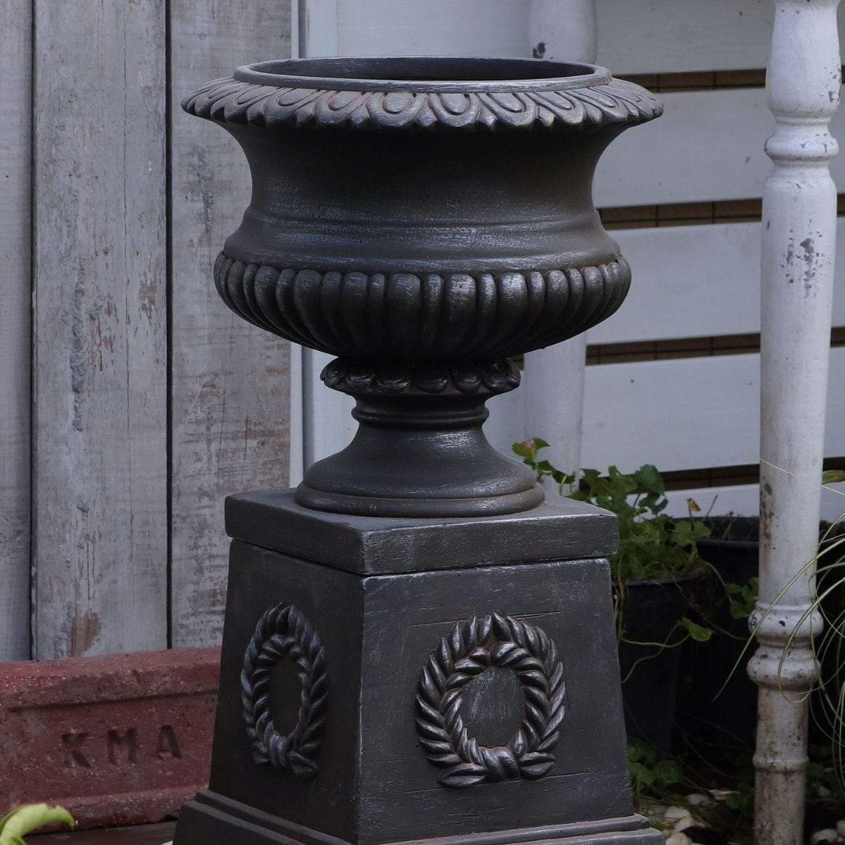 ガーデンオーナメント ヴィンテージ調 レトロ調 台座付き おしゃれ フラワーポット 大きい 鉢 アンティーク ヨーロッパ 西欧 デザイン 彫刻 手作り 雰囲気 ガーデニング 庭 デコレーション 屋外