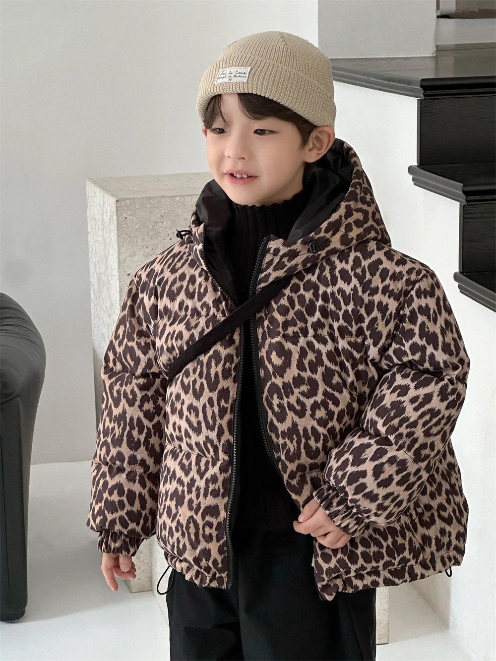 子供服男の子用ダウンジャケット2024冬新作韓国版男の子ヒョウ柄リバーシブルコート