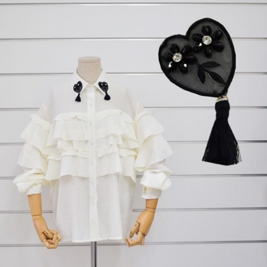 K102.ハートワッペン付フリルブラウス（ホワイト）