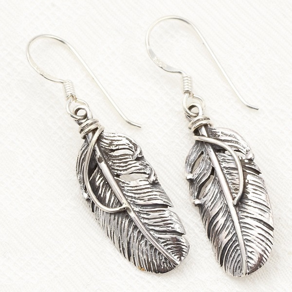 フリンジピアス　羽　リアルフェザー　レディース　ユニセックス　フックピアス　揺れる　フェザーモチーフ