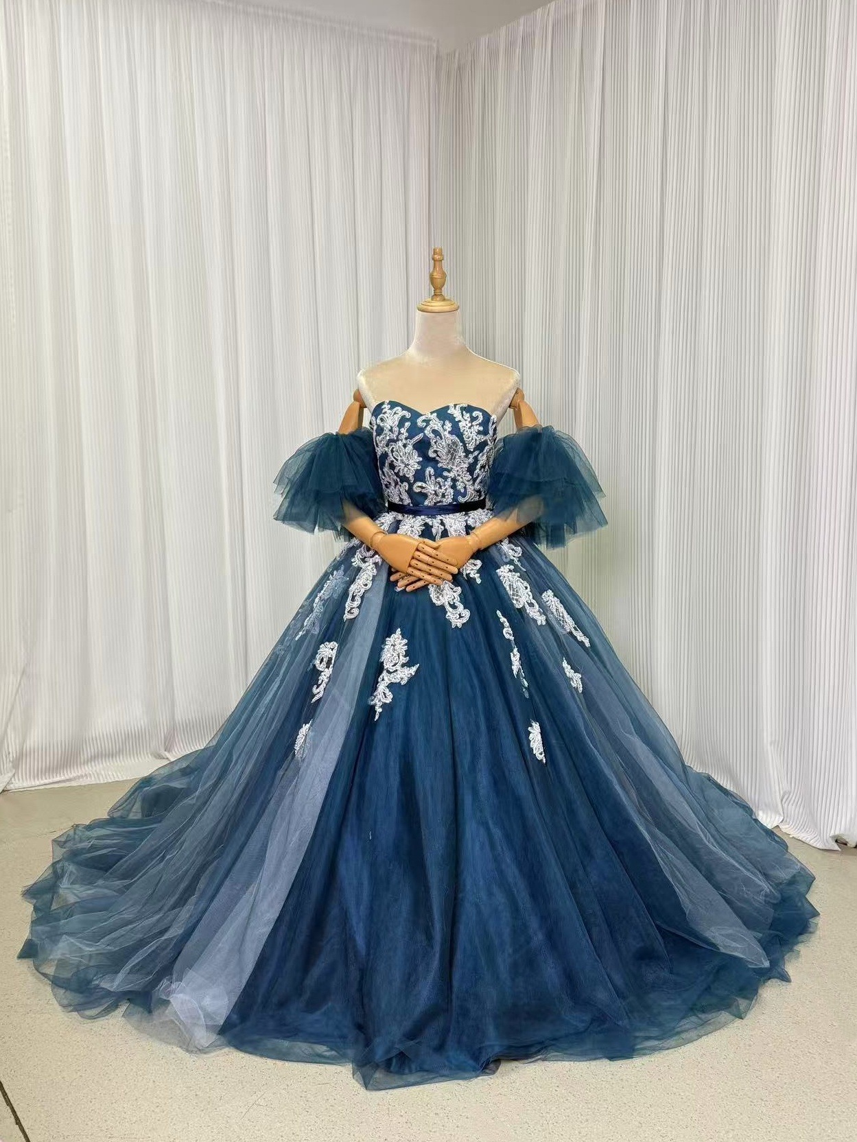 カラードレス ブルー フリル袖 編み上げ サッシュベルト 繊細レース ソフトチュール 色直し 華やかなトレーン 披露宴/結婚式 前撮り