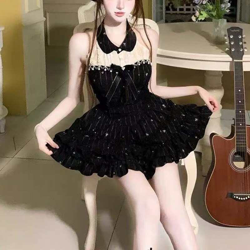 ピーターパンカラーとリボンのディテールが洗練されたエレガントなドレス夏にぴったりノースリーブで体にフィットしスッキリとしたシルエットです