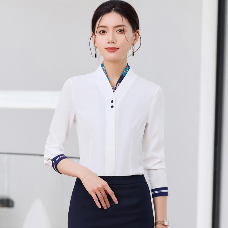 コーデ レディース ファッション オシャレ カワイイ シンプル きれいめ ナチュラル 上品カジュアル 婦人服 Vネック ホワイト シャツ ワークシャツ ホテル ユニフォーム フロントデスク 面接ウェア