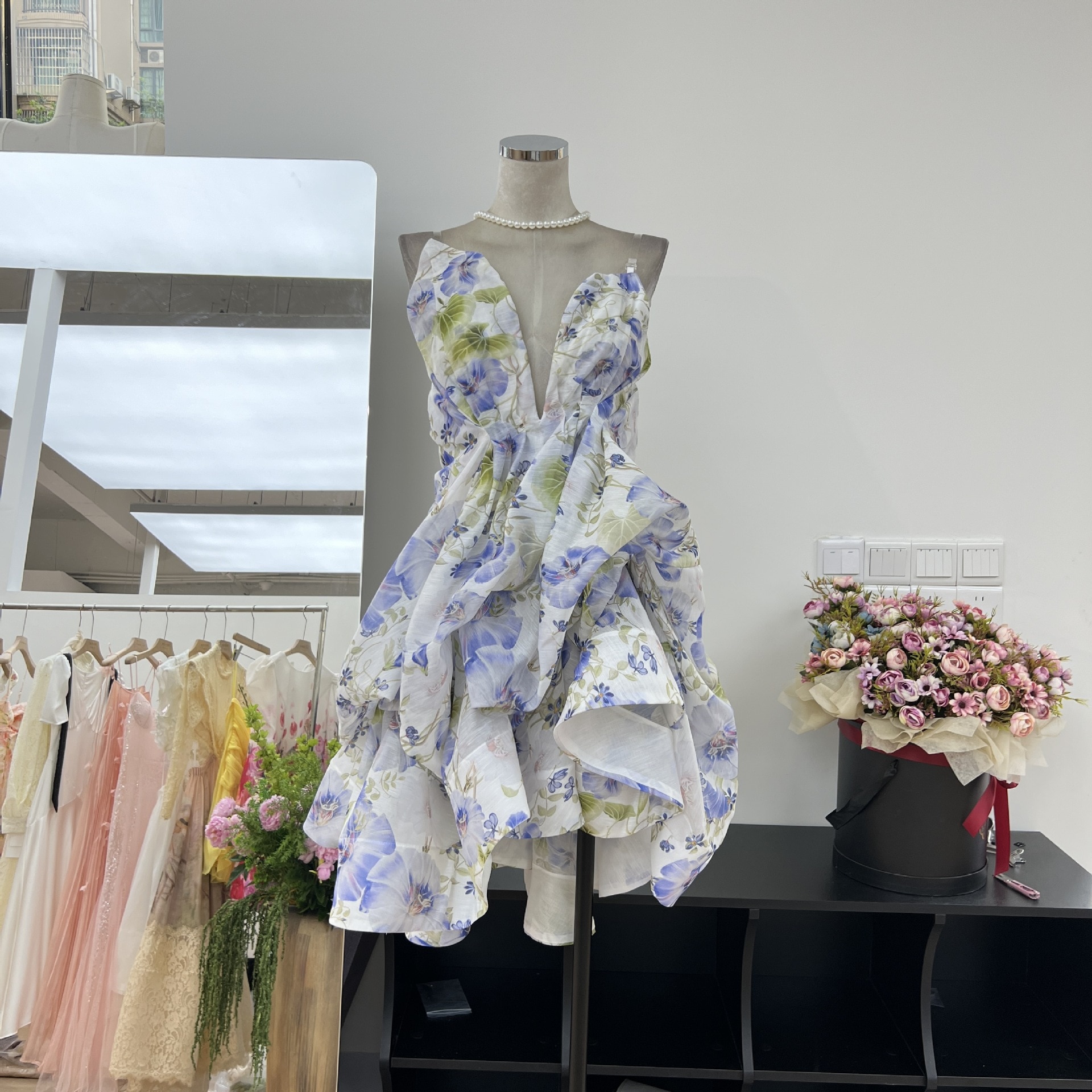 流行の深いvネックの積み重ねのプリントの胸のワンピースのセクシーな袖なしの美しい休暇のパーティーのドレスの女性