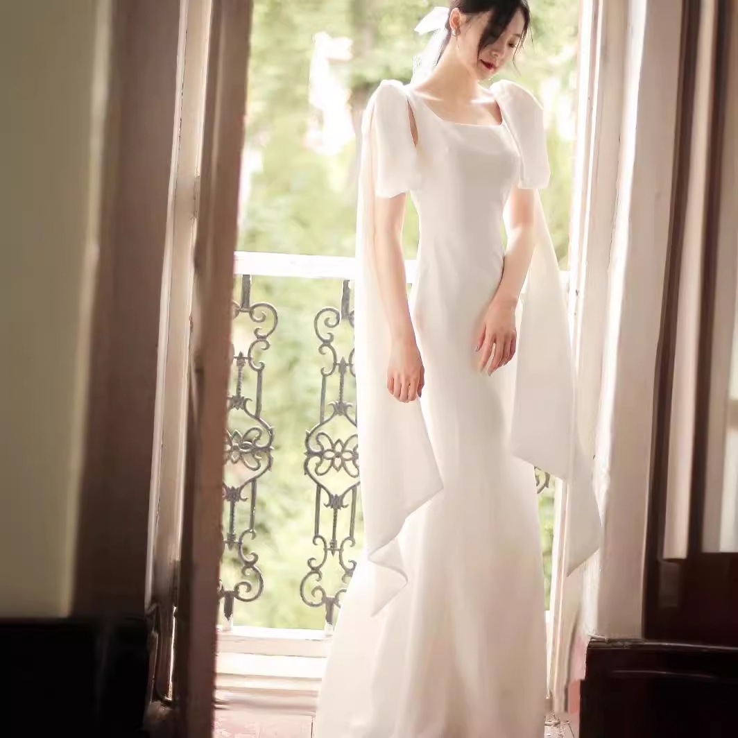 サテンの軽いウェディングドレスの春の白い修身ロングスカートの法出紗韓敬酒服のドレスの女性