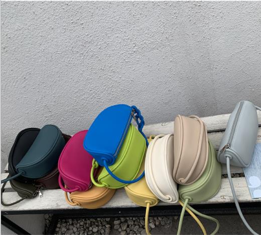 新しいニッチショルダーバッグシンプルなファッション餃子バッグメッセンジャーバッグ