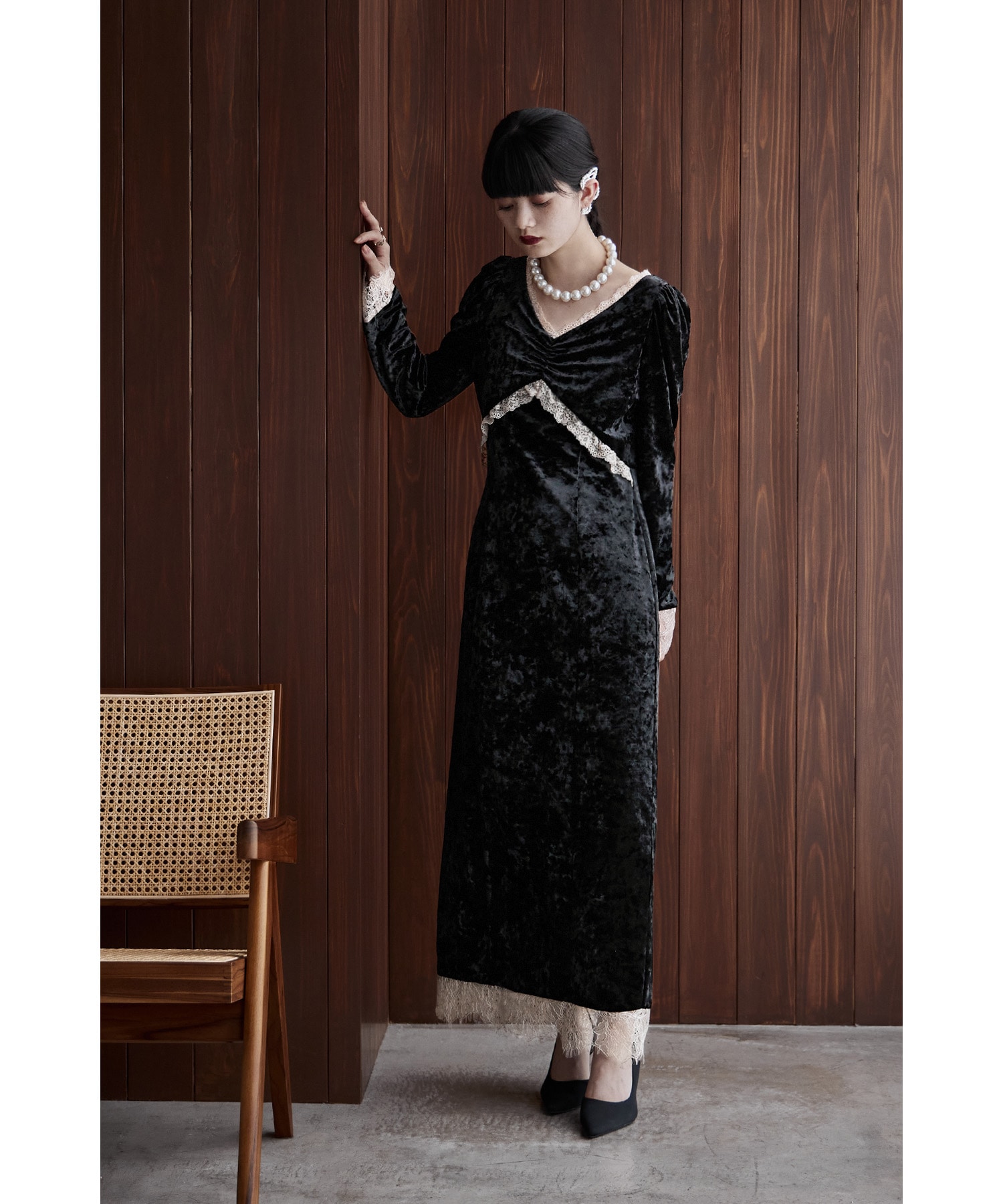 クラッシュベロアランジェリー風ドレス ワンピース ワンピ ドレス 長袖 ロング マキシ丈 ベロア クラッシュベロア レース ランジェリー バイカラー Iライン Vネック モード 結婚式 二次会