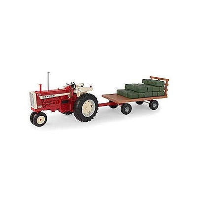 New Holland CR9090 Combine with T700 Tractor and Hay Wagon