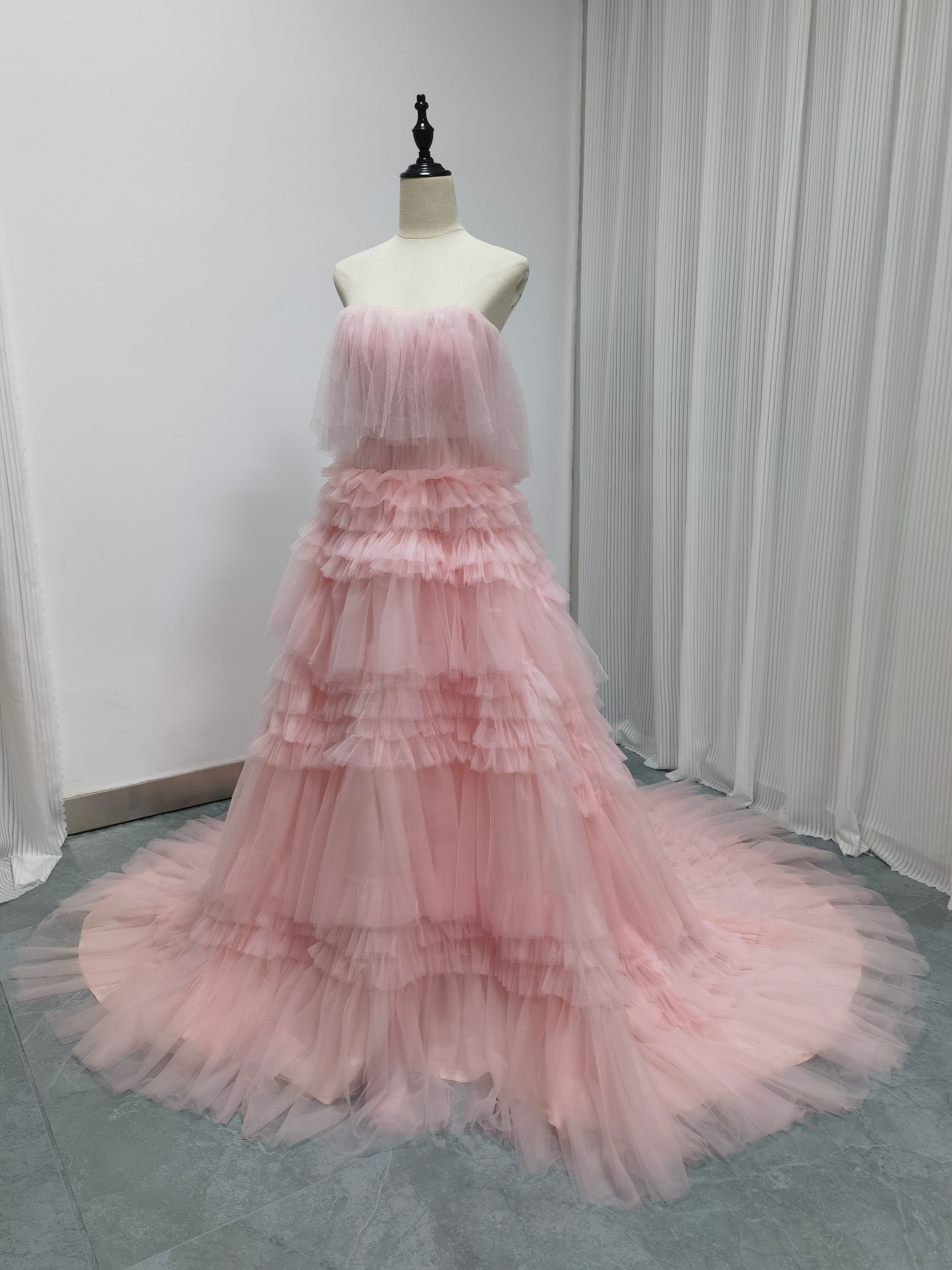 カラードレス ピンク ベアトップ ビスチェタイプ  柔らかく重ねたチュールスカート ミニトレーン レイヤードドレス ティアードのドレス 27,993円