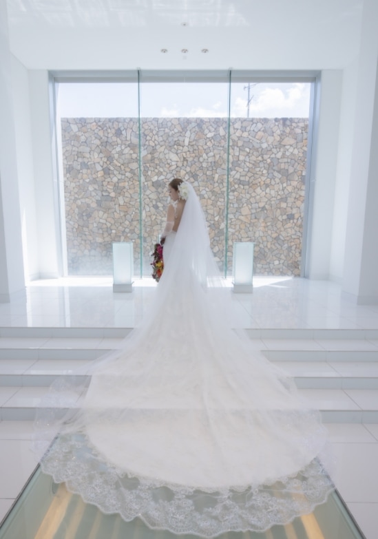 実例写真！ウェディングドレス キャミソール 贅沢な総レース 華やかなトレーン 背中見せ 拳式/前撮り