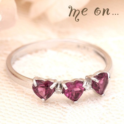 me on... K10ホワイトゴールド WG スリーハートモチーフロードライトガーネットリング 発送目安：２３週間