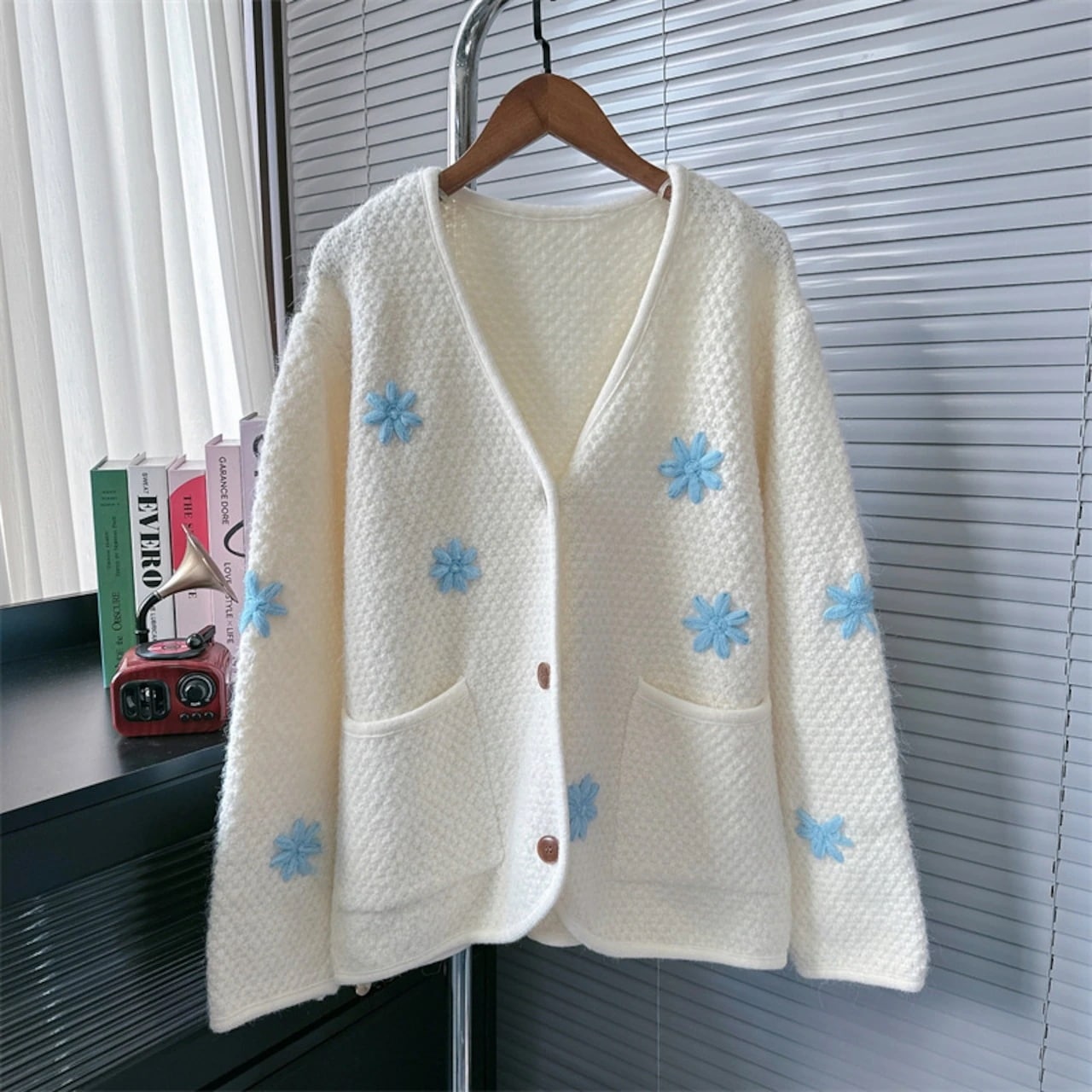 2025春夏Vネック刺繍ニットカーデ