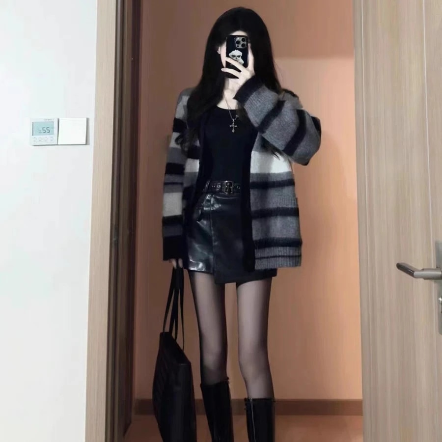 ハイエンドのカスタマイズ-深みのある冬服にソルトベースの軽くて大人っぽいアメリカンレトロなセーターとスカートのツーピーススーツを合わせたクールなガールズコーデです