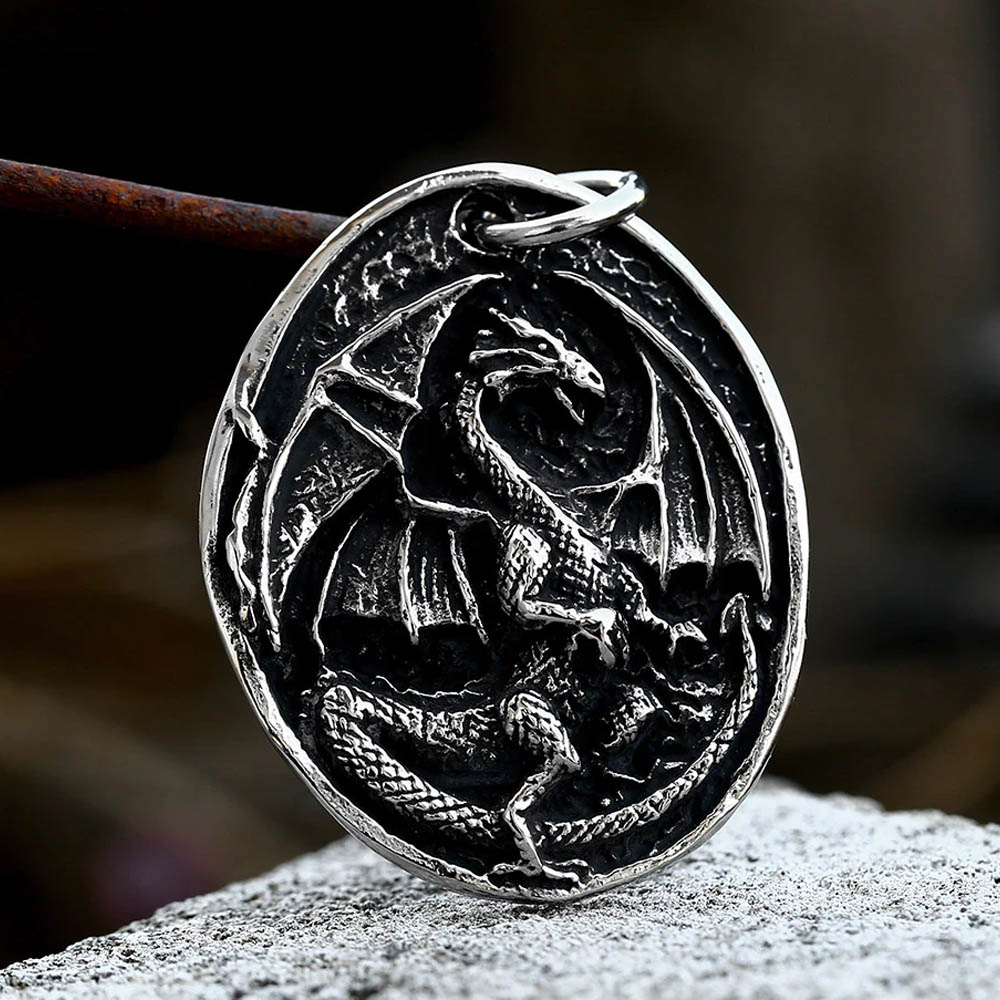 ドラゴンエンブレムステンレスペンダントトップ 翼のある竜 龍 羽根 立体 3Dデザイン 楕円形 アクセサリー 首飾り パーツ 男性 女性 プレゼント 誕生日 クリスマス stt00-00-0074