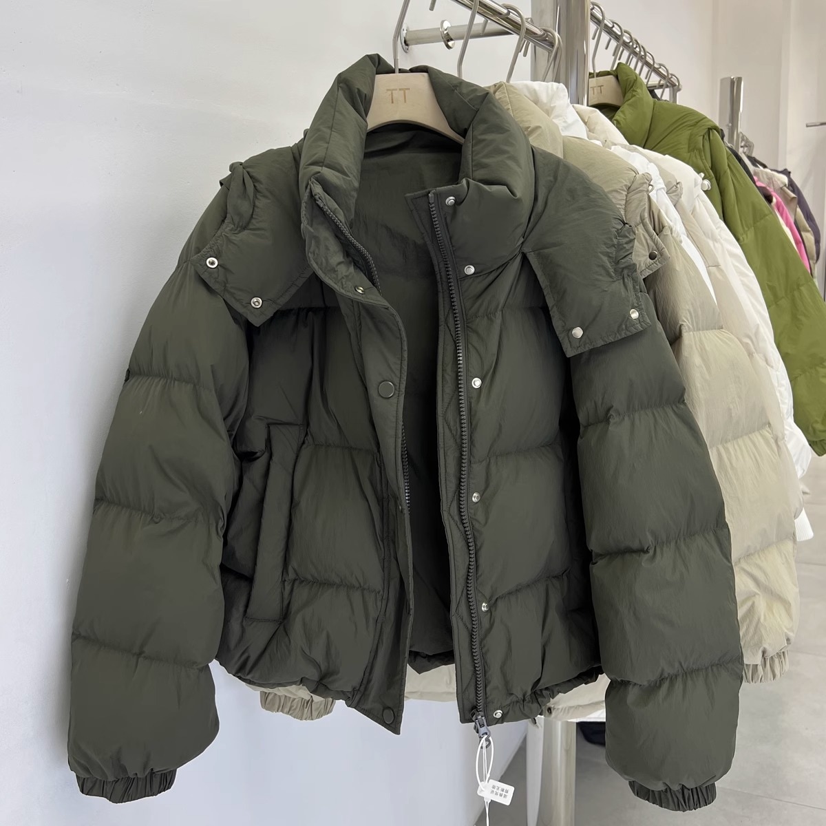 2023冬の新型韓国版はダウンジャケットを厚くして女性はゆったりして痩せている