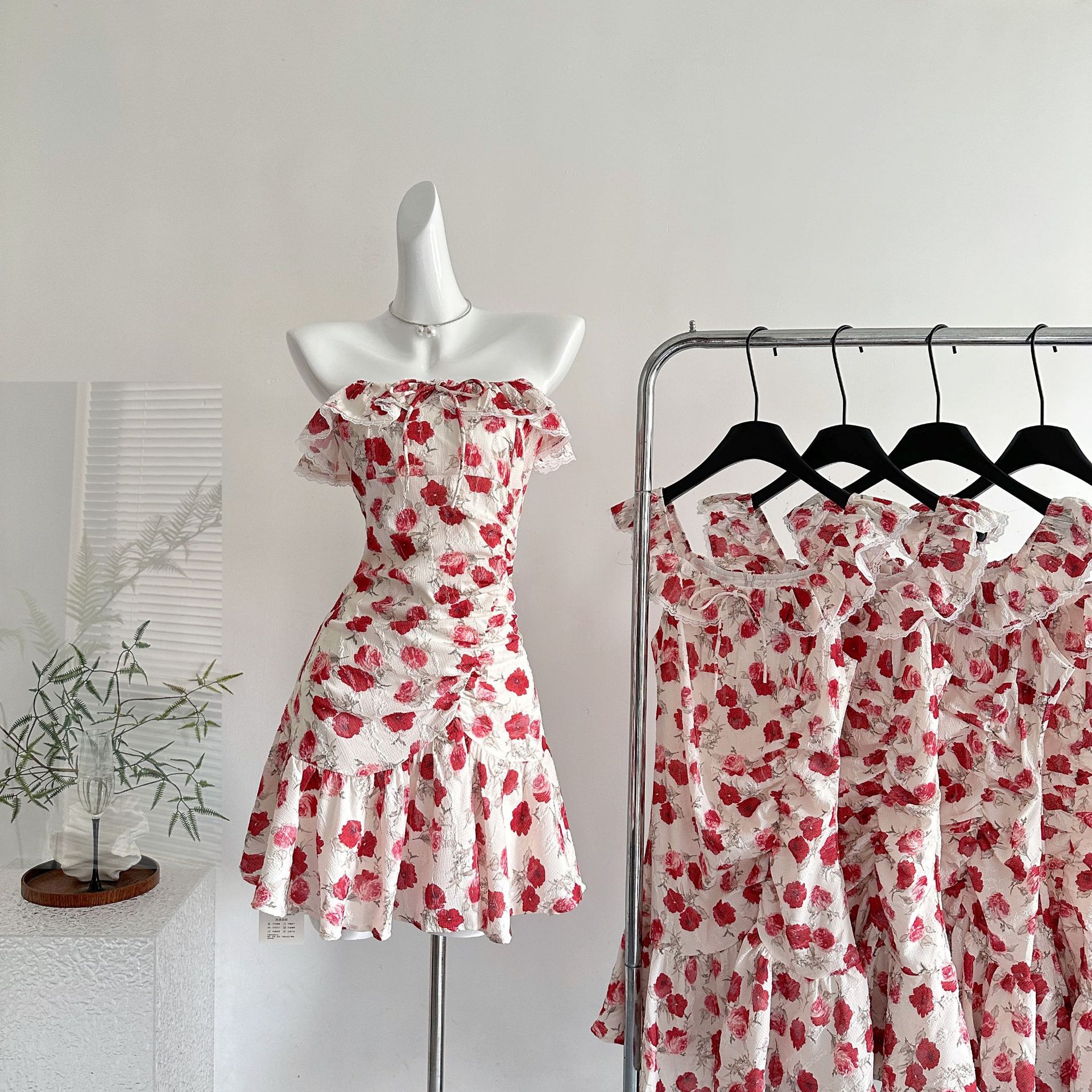 【急速出荷】バラ島リゾート白レトロな赤の花柄ワンピースウエストを収めた日のきれいな小飛袖スカート