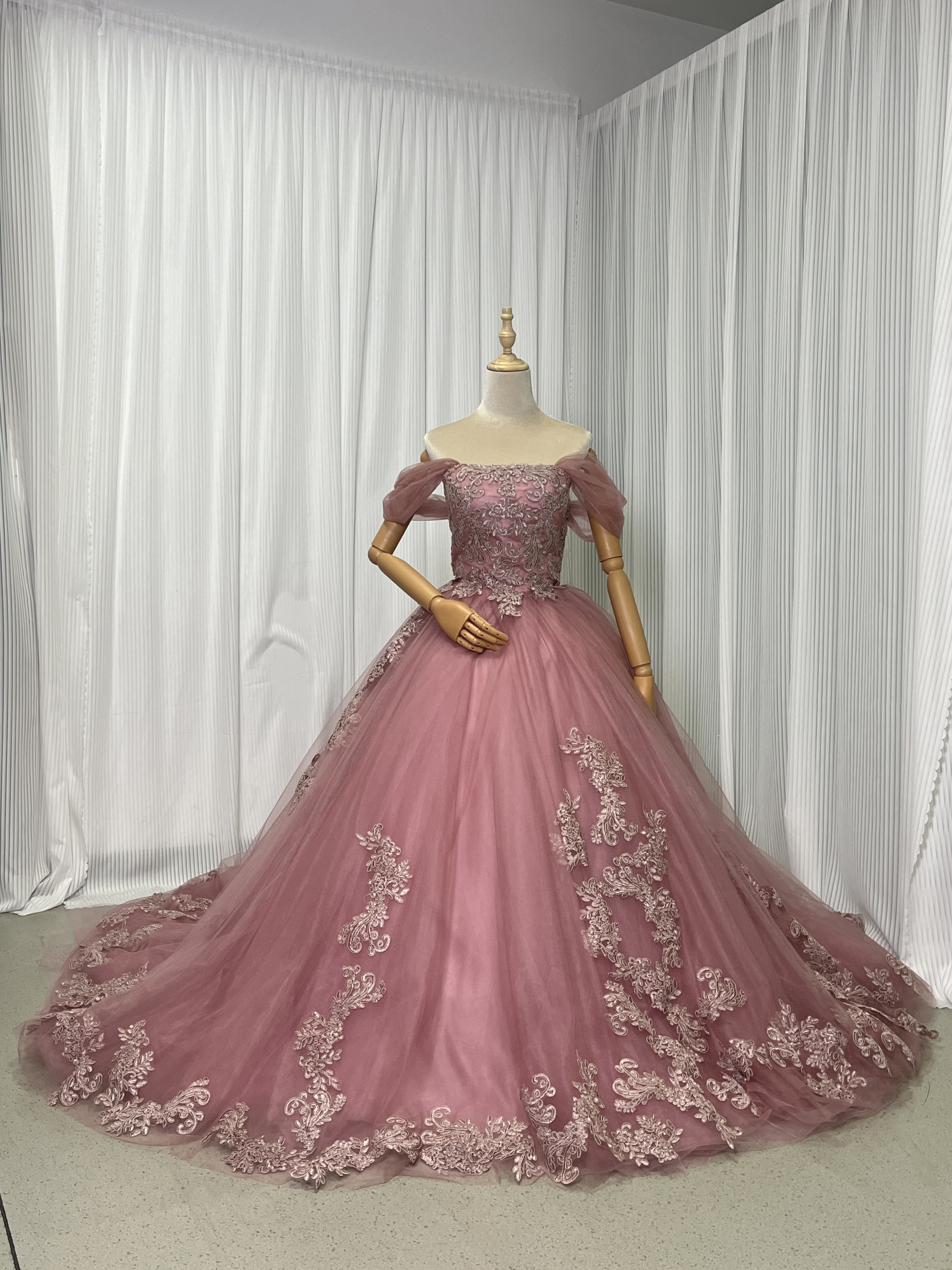 華やか カラードレス ピンク オフショルダー 繊細レース チュールスカート 可愛い 編み上げ 披露宴