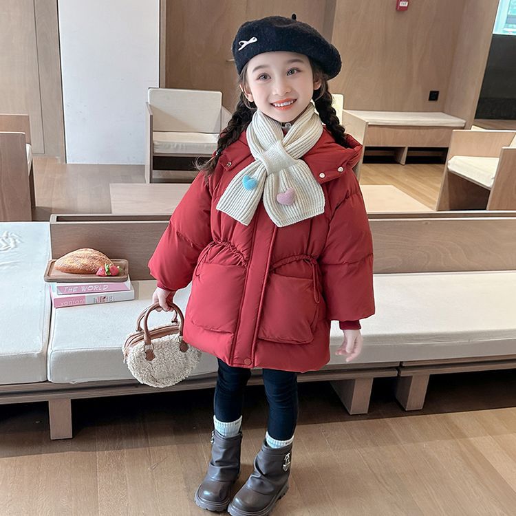 女の子の綿入り服ミディアムとロングスタイル2024年の新しいスタイル女の赤ちゃんの冬用コート厚手のコート冬用子供用スカーフ綿入りコート