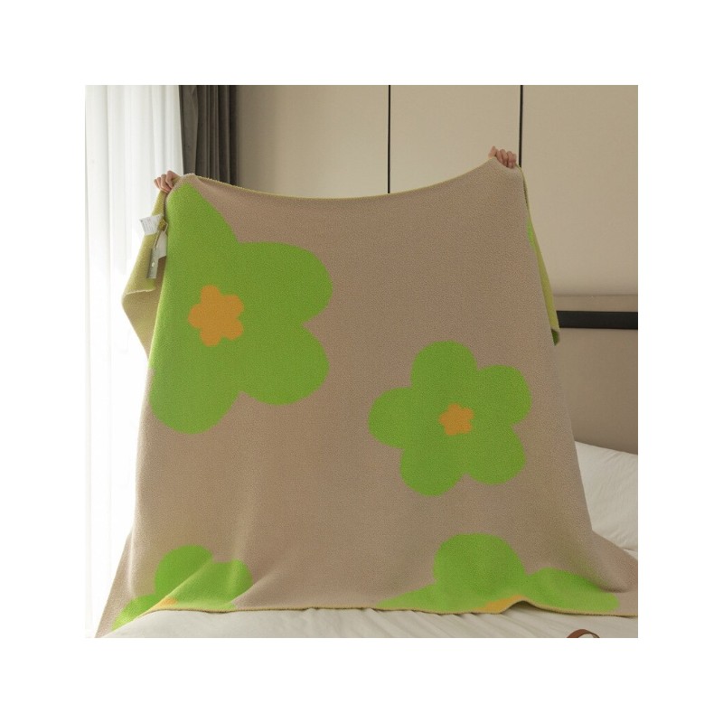 タオルは夏のビーチで行われます