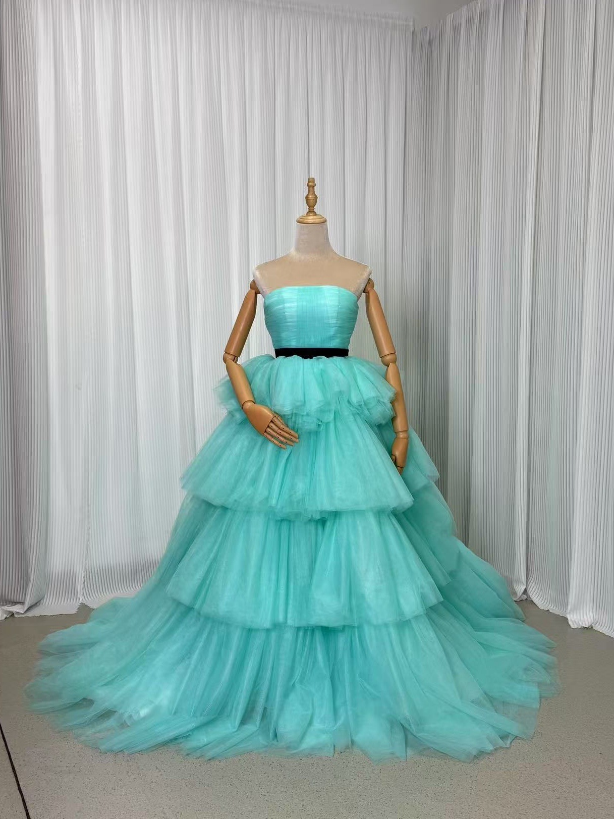 カラードレス 薄青 ベアトップ 柔らかく重ねたチュールスカート サッシュベルト 可愛い 前撮り