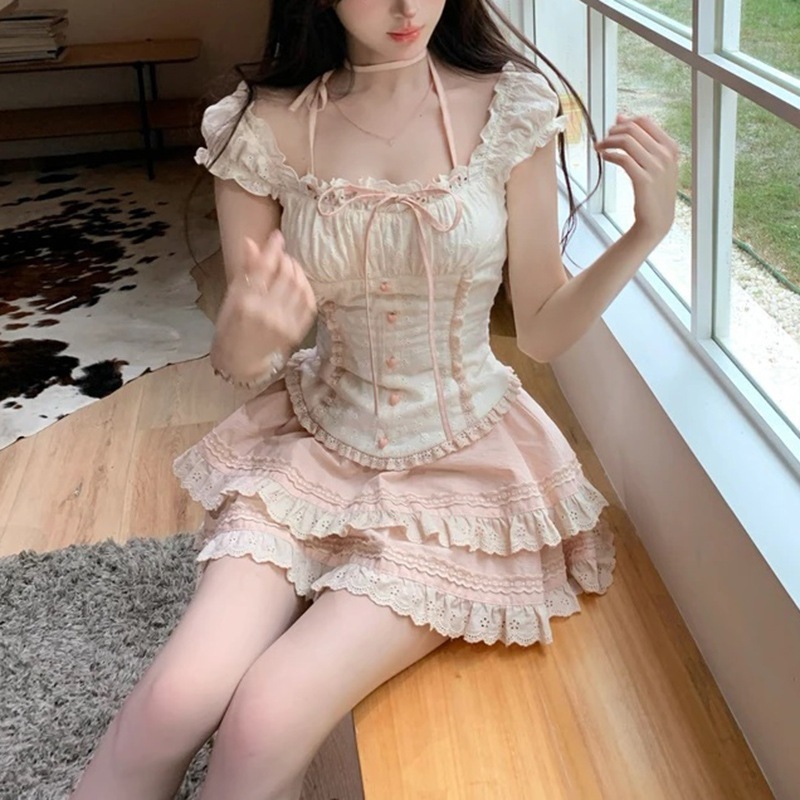 夏にぴったりのピュアで魅惑的な花柄のスイートなツーピースセットフィット感のあるレースのトップスとフレアなケーキスカートが特徴です