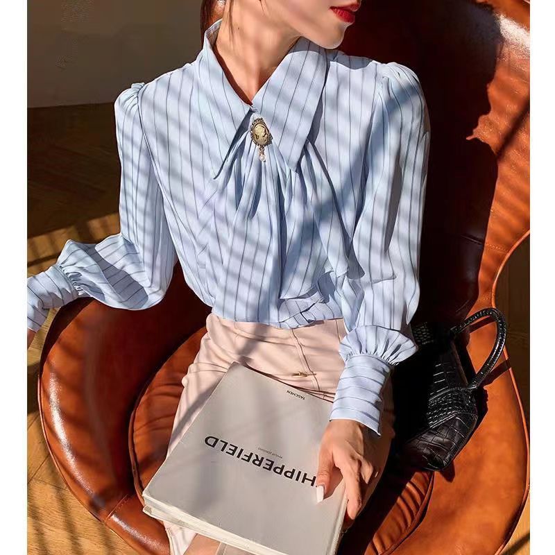 宮廷風蝶ネクタイシャツの女性デザイン感小衆春服の新しいフレンチシャツのインナーに青いシャツの上着を合わせておしゃれに