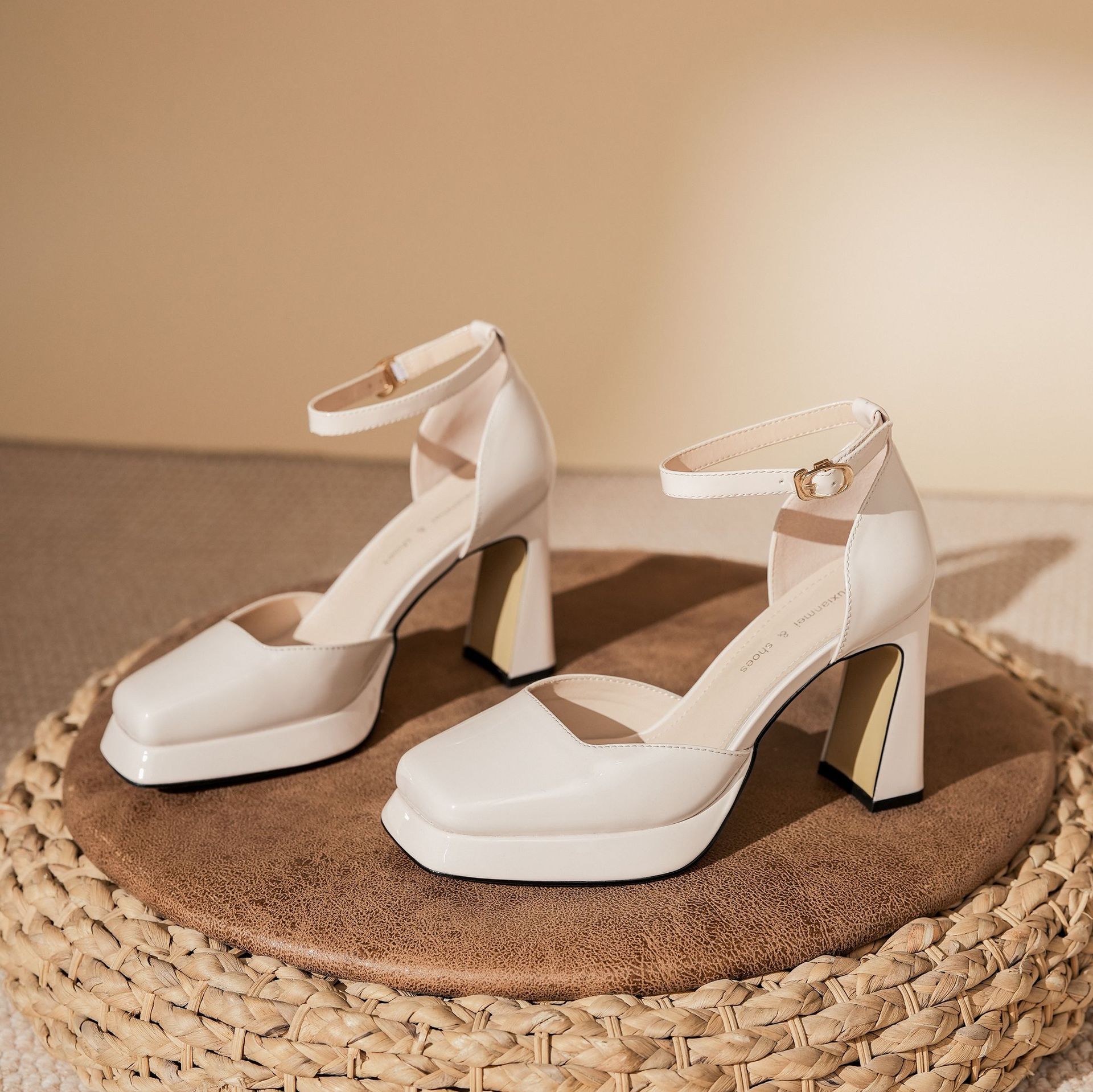 防水プラットフォーム厚いかかと中空のワンボタンハイヒールウェディングシューズウェディングバンケットドレス