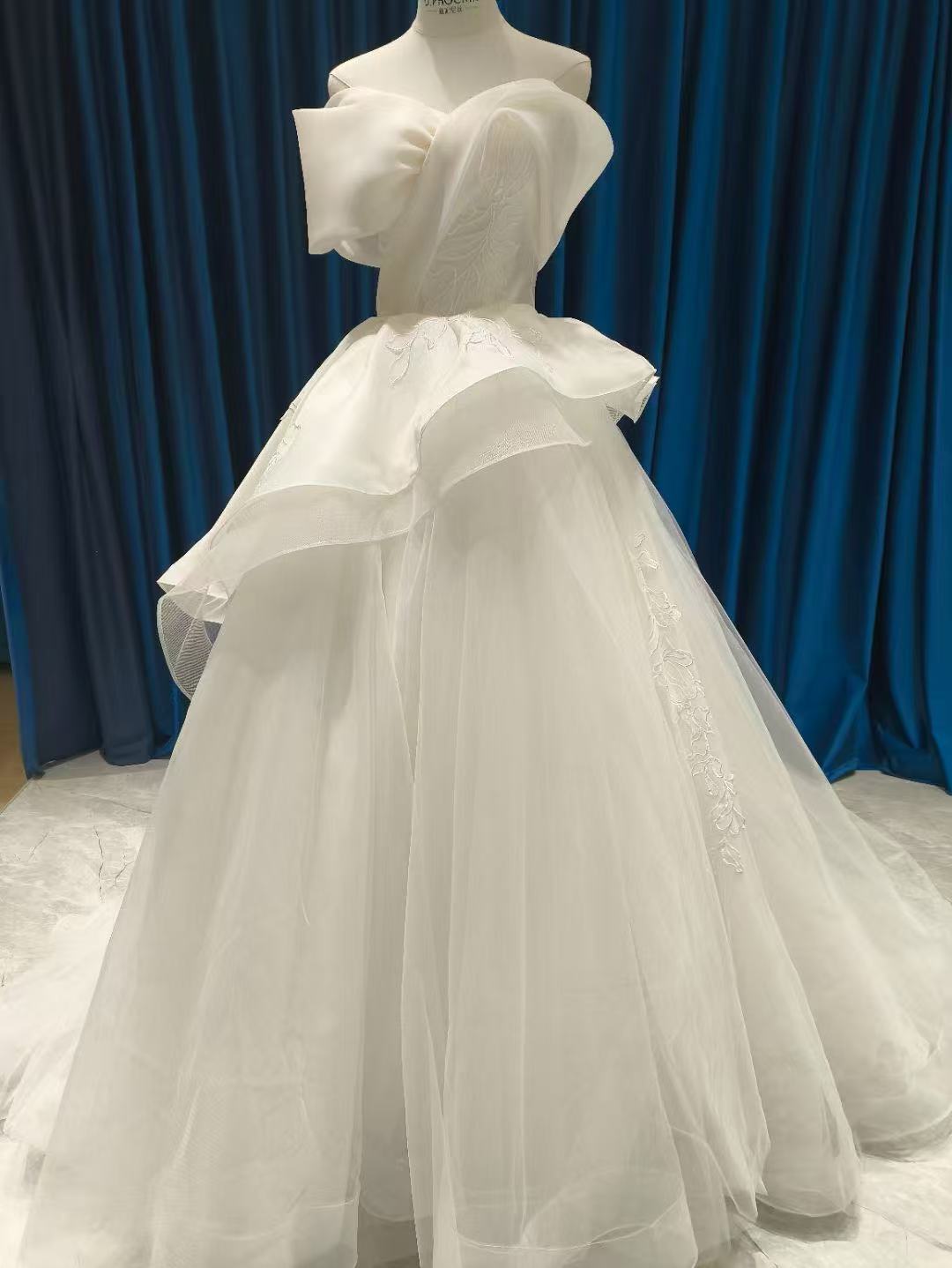 豪華！ ウエディングドレス オフホワイト 編み上げ 楊柳オーガンジー ラッフルフリル 上品レース 披露宴/結婚式