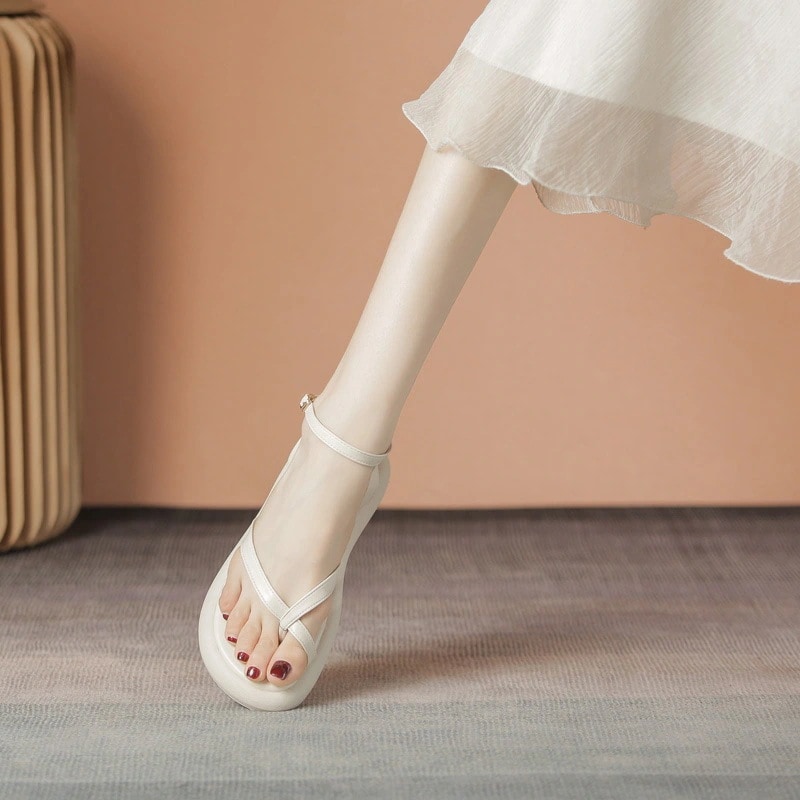 女性用厚底サンダル2024カジュアルtバック小さいサイズフラット快適ローマンサンダル女性用ビーチシューズ