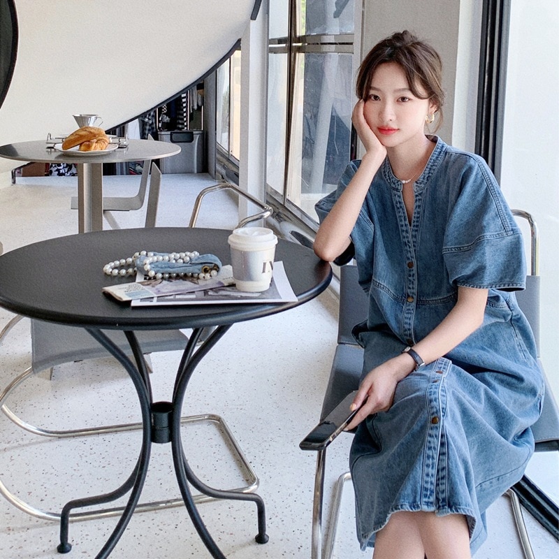半袖デニムワンピース女性夏2024新しい韓国ルーズファッションデザインセンス揚げストリートシングルブレストシャツワンピース