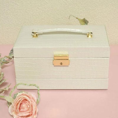 送料込みスクエアジュエリーボックス(シャイニークロコアイボリー) ３段収納　カギ付き