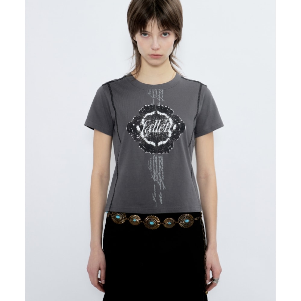 ファレットフラワーショートスリーブ T シャツチャコール