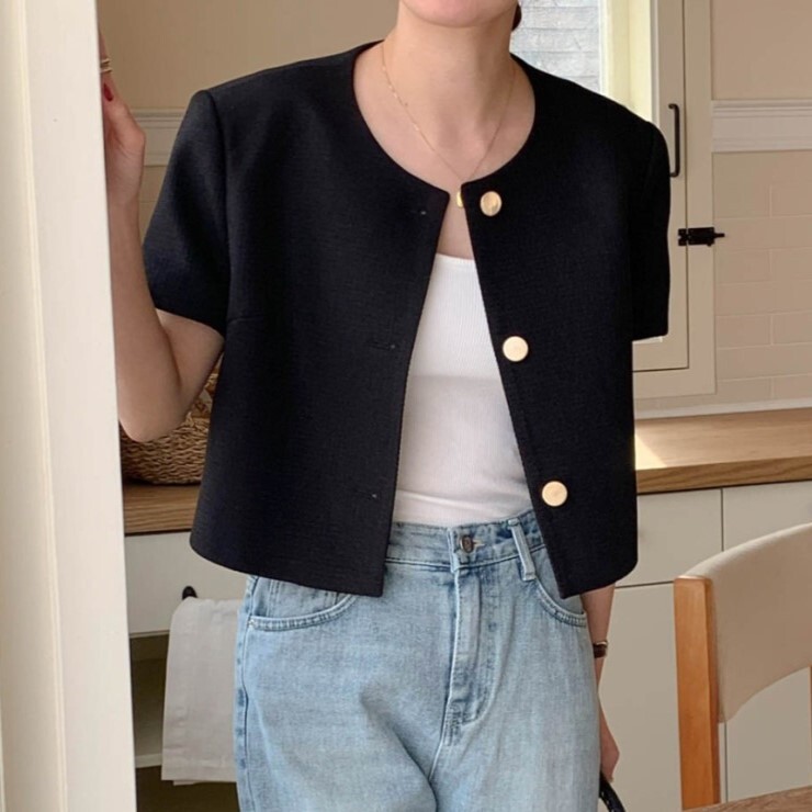 ジャケット アウター 上着 レディース ノーカラージャケット ショート 半袖 ラウンドネック スリム 細身 ストレート フォーマル 前開き ボタン 大人可愛い きれいめ シンプル 上品 おしゃれ 5,042円