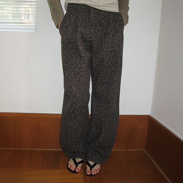 CURVED PINTUCK LEOPARD DENIM PANTS GRAY