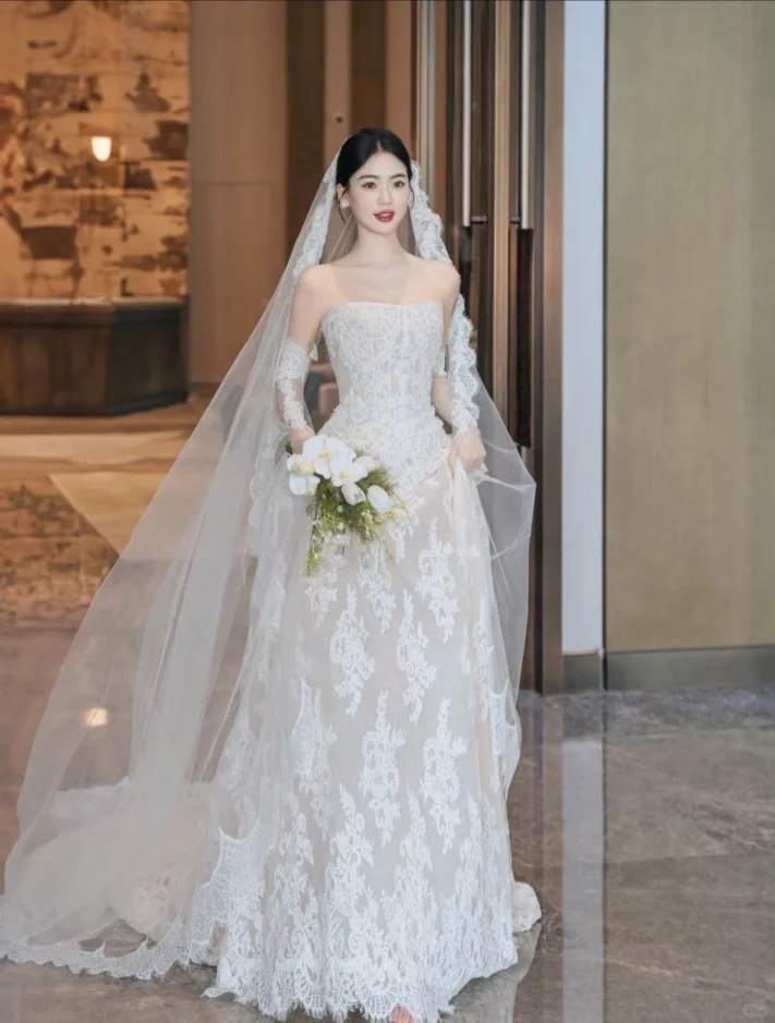 軽いウェディングドレスの花嫁2025新しいチューブトップ小さなテールスーパーフェアリーエンゲージメントドレス旅行写真外出ベール