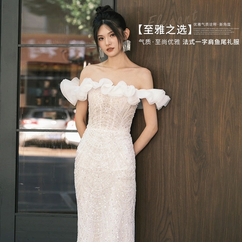 白いスパンコールのイブニングドレスフェミニンなワンショルダーの小柄な花嫁スリムフィッシュテールトースティングスーツ