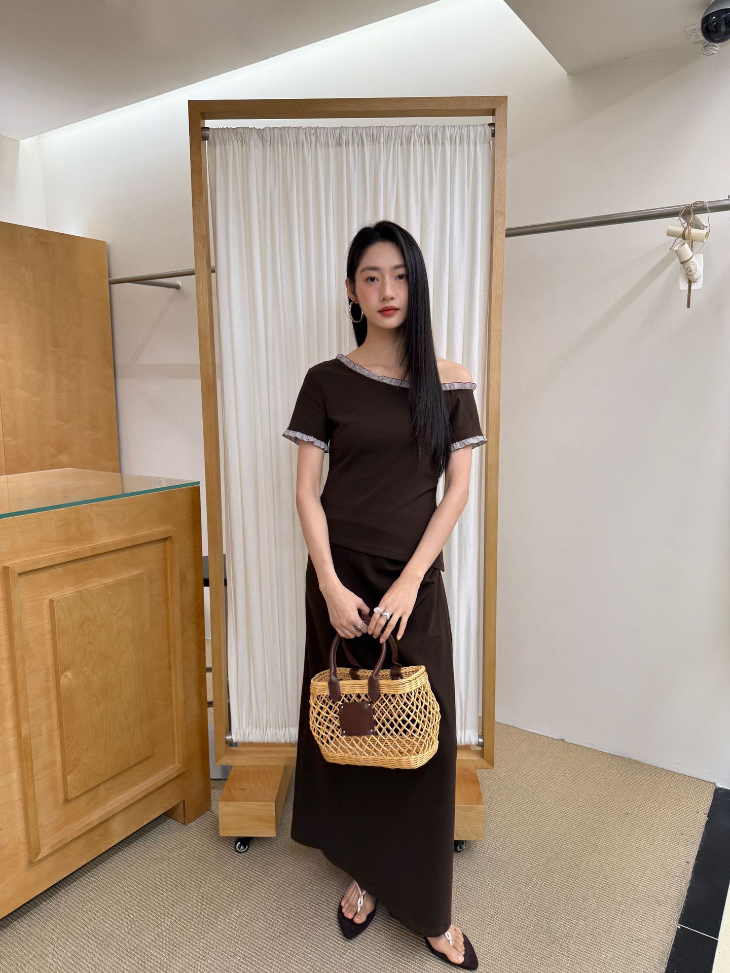 夏のフランスのファッションのスーツの女性のフリルのスカートの斜めの肩のtシャツの2つのセットのs5 350